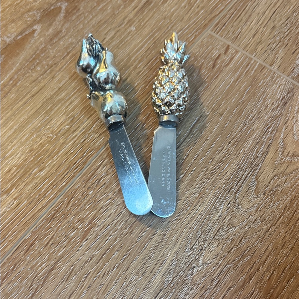 3/$20 Boston Warehouse Gold & Silver Decorative Spreaders with Sculpted Handles